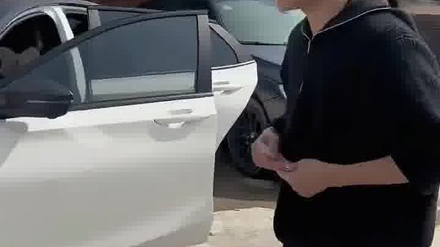 男：咋那么不懂事呢？你得这样