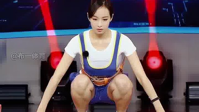 宋茜体育天赋真的强，44斤重杠铃轻松举起，世界冠军都看呆了！