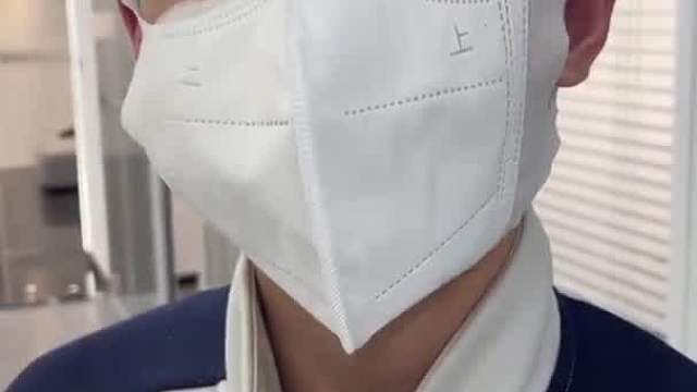 还是知道要脸的 戴个口罩