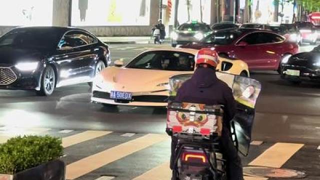 哈哈，童锦程的法拉利SF90改成白色啦，杭州万象城