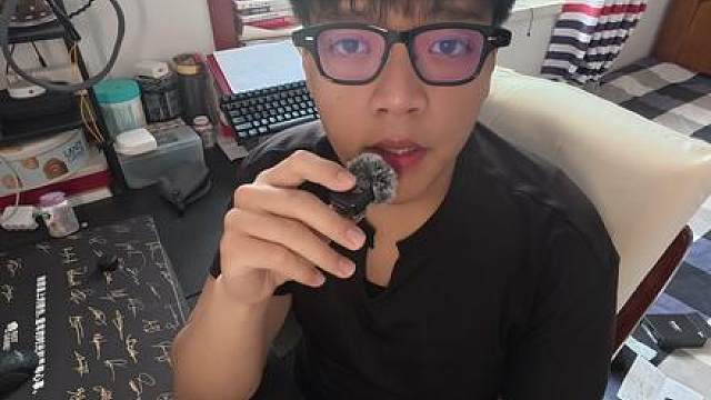 DeepSeek-V4 发布了,但我劝你先别换。 V4 预览版昨天上线,朋友圈一片"国产之光"。
作为天天把它塞进生产环境的人,我有三个话不得不说——Agent、DSA、1M 上下文,逐个拆。
正式版出来我愿意回来打脸自己。