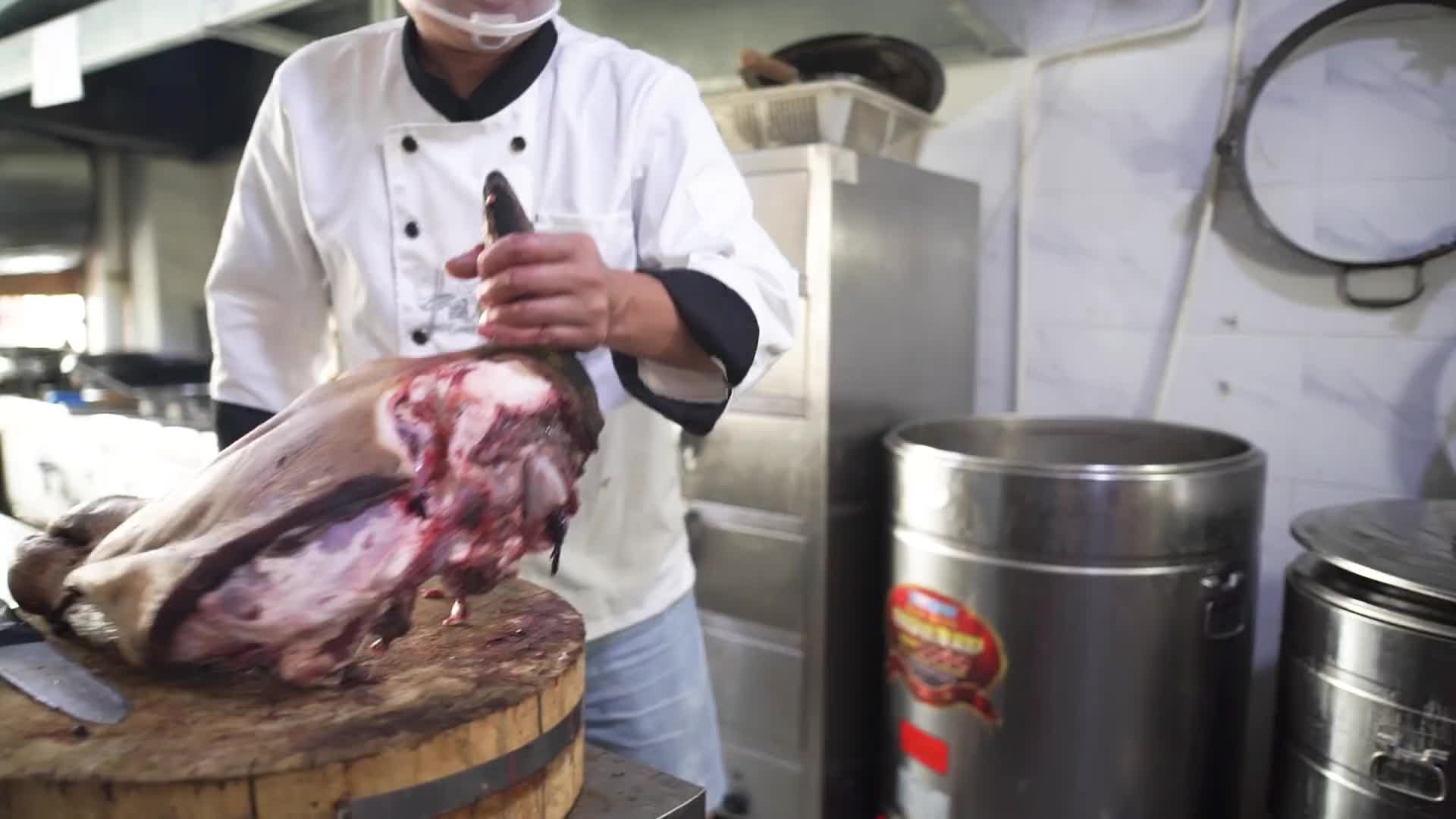 曾经开厂的安徽老板转行做餐 饮，598半个牛头15斤想吃要预订