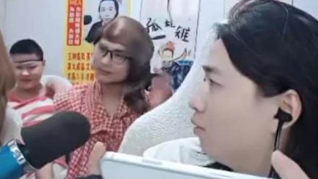 昨晚德华直播间来了四个女装大佬，德华回头率还挺高