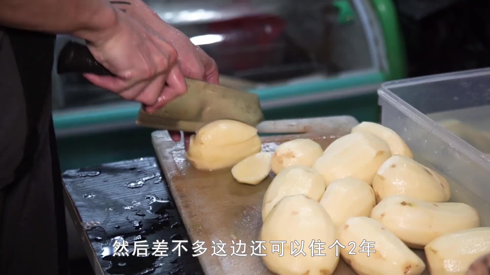 96年拆迁小伙从摆摊开始卖秘制小龙虾，136元3斤，1天只卖50斤