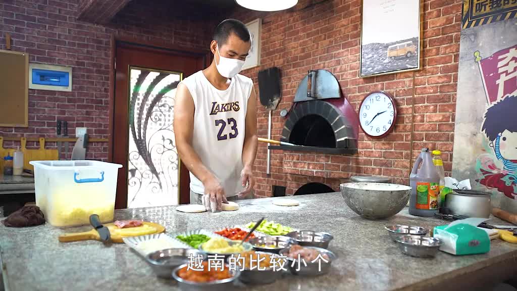 厦门90后夫妻用土窑做小吃，3分钟1个日卖100个，教了几十个徒弟