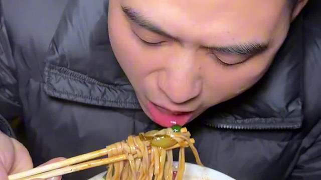深夜在路边摊吃了一碗50元的面，各种绍子真的铺满了，那叫一个满足