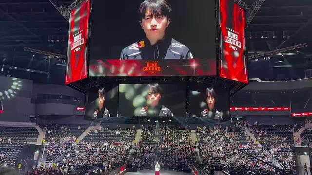23岁，三届S赛冠军，然后把自己“焊”在了T1的椅子上。

当Keria在主场舞台的聚光灯下签下续约