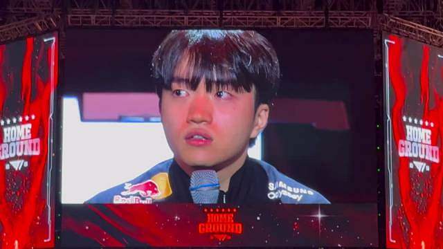 Keria与T1续约三年的感想

Keria：首先很感谢能在这么有意义的场合和粉丝们分享这个令人开心
