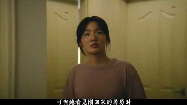 女孩惊恐的发现，每个人的头上都有奇怪的红线