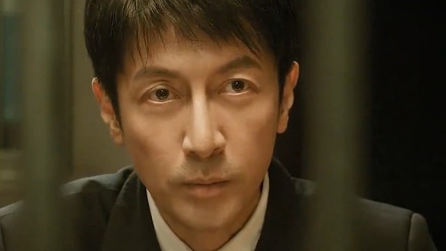 他本来有个美好的前途，只因为救下女孩，失手杀了坏人，一切都变了