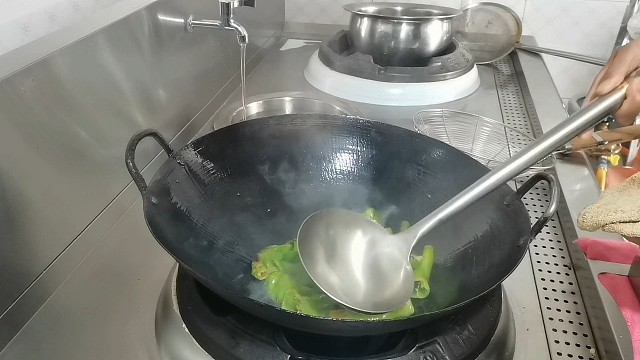 老板花1500请的替班厨师，自称是川菜大师，带大家看看他做菜