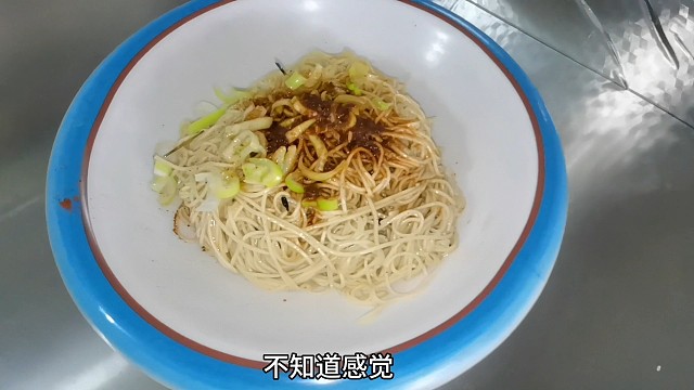 72岁大爷点名要吃老式油泼面，老师傅霸气出手！