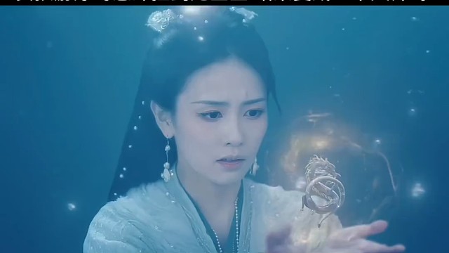 女孩游泳时意外捡到龙宝宝，结果变成一个大帅哥#百万视友赐神评