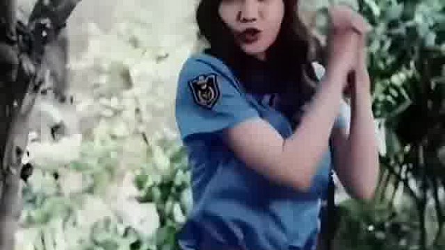 男子躲在树里不出来，美女用这一招解决