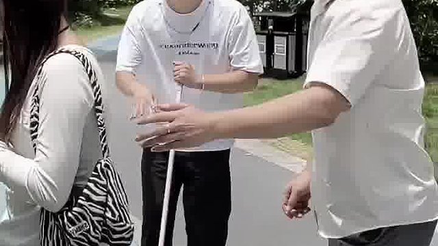 小偷见被发现已经主动退还了，但小伙为什么还要装瞎呢？