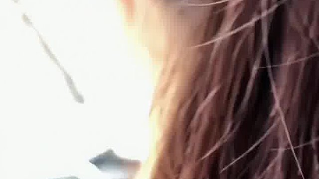 坐女孩的车，到底应该扶哪里