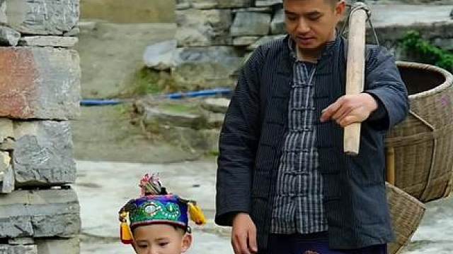 在过去的农村岁月，大部分一村仅有一部座机。外出务工的村民想家、有事，都只能打往这部座机，那时生活清贫，衣食简朴，粮食短缺时便煮南瓜饭果腹，一碗火烧辣椒，寻常滋味，却是一代人深藏心底的烟火回忆。