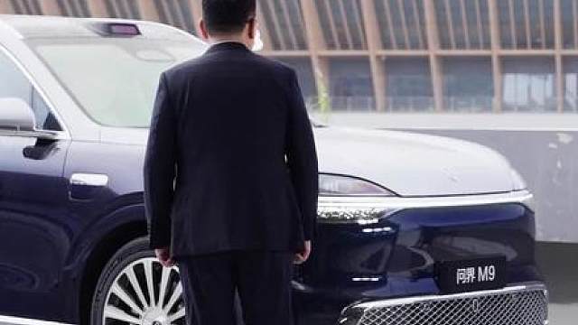在给全新一代 拍视频，结果TA惊喜入镜！更多惊喜，我们4月26日 见！
