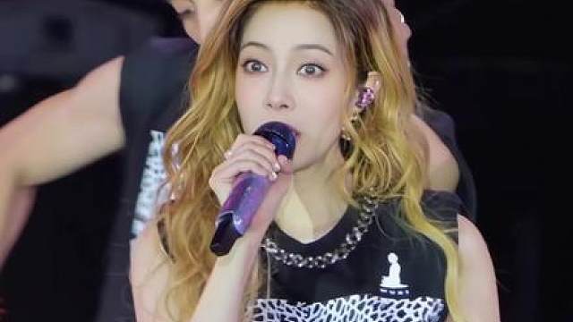 一场演唱会三种绝美：暗黑女王、雪白公主、摇滚辣妹——徐怀钰赢麻了