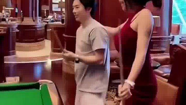 美女如愿嫁给金钱，看他这撒娇动作，一般女人做不到！