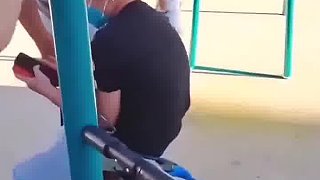 男孩蕩秋千大爺來(lái)碰瓷 孩子直言面對(duì)反被打 下一秒將其耍的團(tuán)團(tuán)