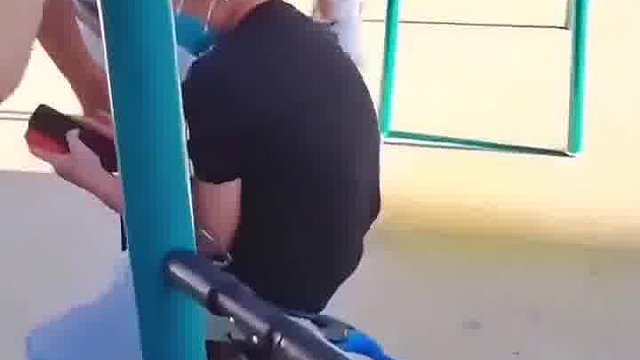 男孩荡秋千大爷来碰瓷 孩子直言面对反被打 下一秒将其耍的团团