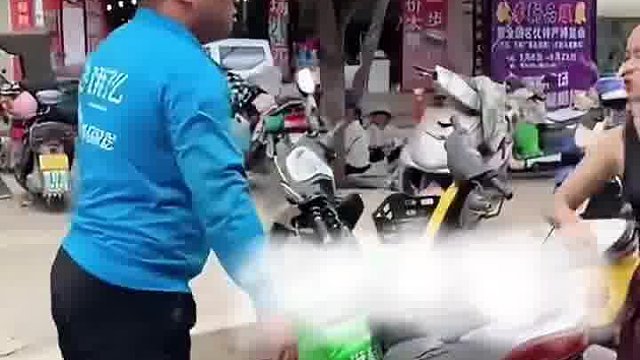 外卖小哥有两下子！不要欺负老实人！不然当场教你做人