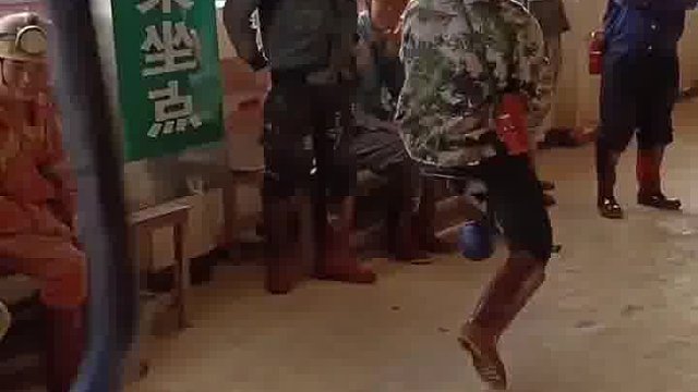 工人上班坐过山车