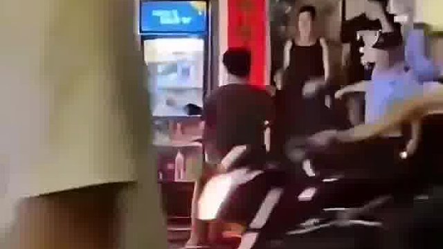 老板：“我累乖乖来！你快来八百回了，终于来买我的烟了”