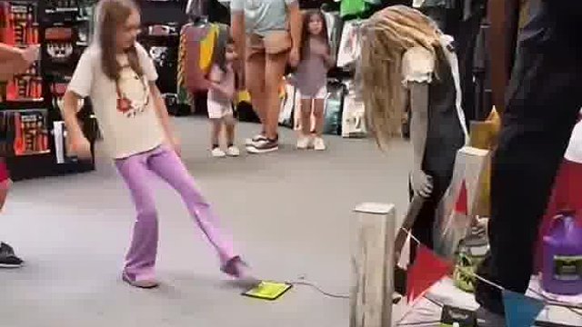爽！笑到视觉世界像哈哈镜扭曲变形