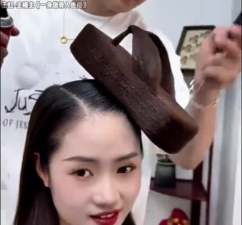 这女的真的顶，发型都能驾驭  ​