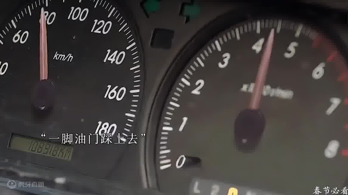 精神小伙在马路上故意逼停出租车 没想到司机大哥是个狠人 结果导致…… "虐心