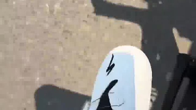 女子穿着锁鞋骑山地车结果万万没想到 网友：新鞋舍不得大力拧螺丝 我懂