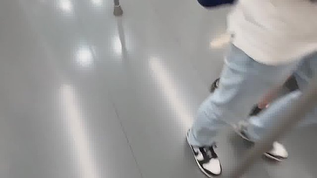 地铁车厢搭讪美女