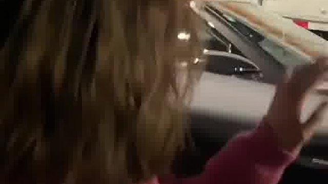 女司机等红灯陌生男突然上车搭讪