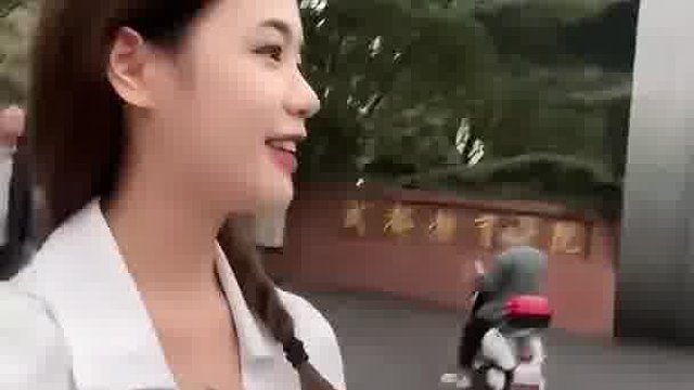 女子在体校门口兴奋搭讪被秒拒