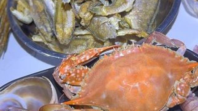 来咯来咯，又来海田赶海觅食咯，今天遇上螃蟹群咯！
