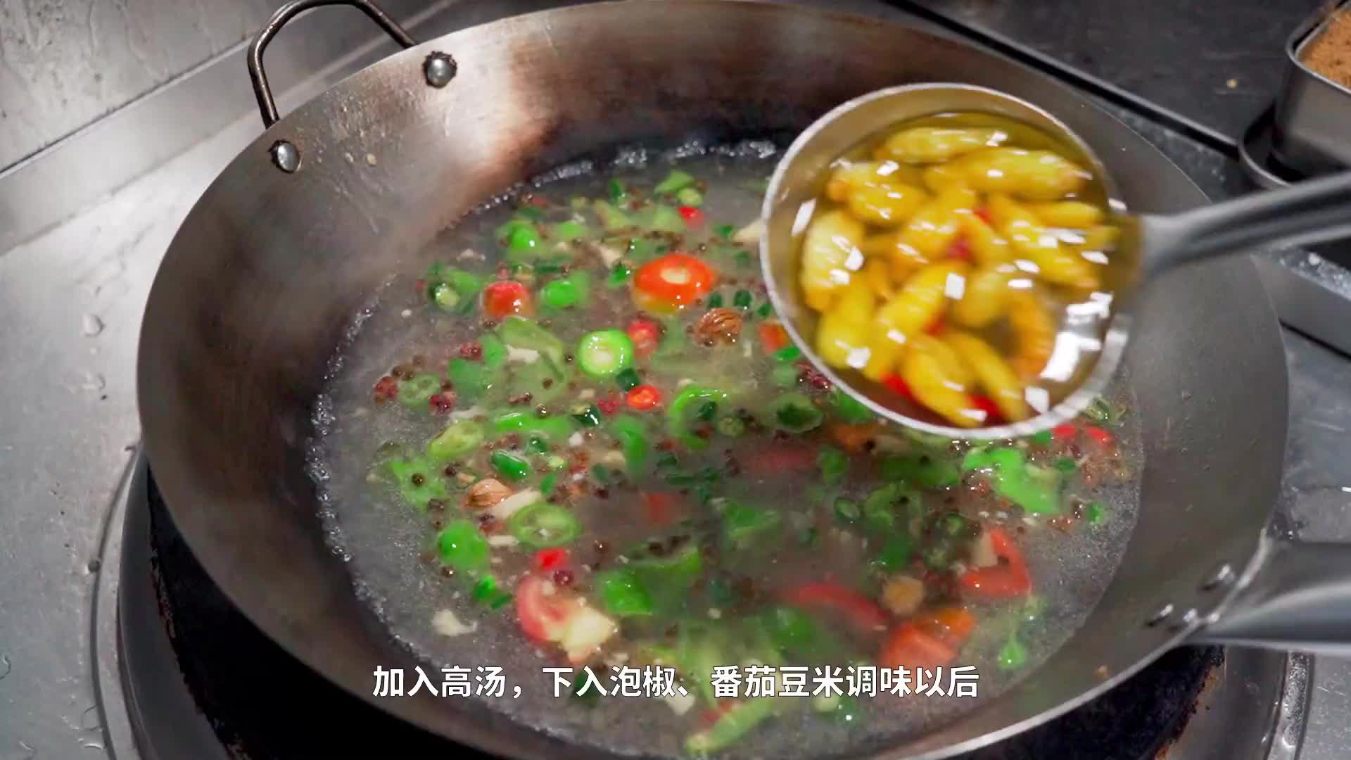 大学生出来做餐饮，亲戚朋友都觉得他书白读了