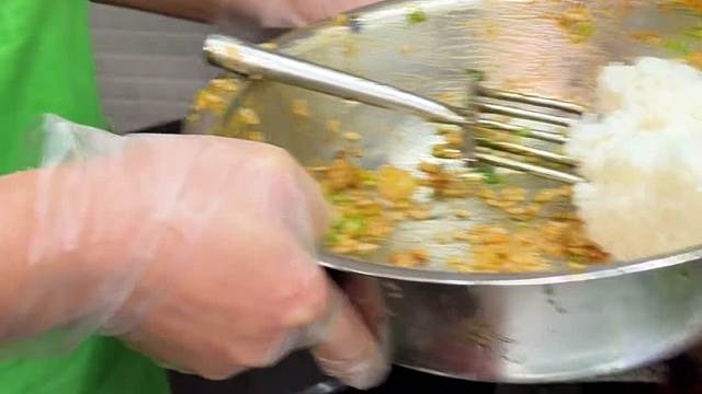 老吃家在东北早市找到了巨无霸大饭包！ 加了各种草料香迷糊了！！