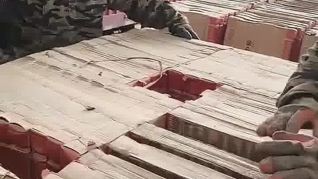 我是老板请过来叉车的，结果他们两个找我要小费。