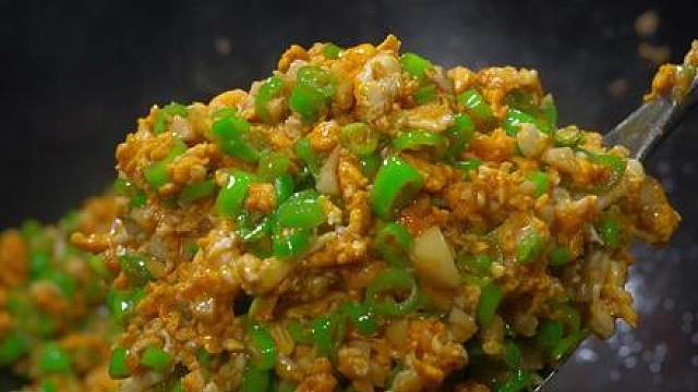 鸡蛋蓬松、青椒清香、香的很，你说拌米饭我能下一锅