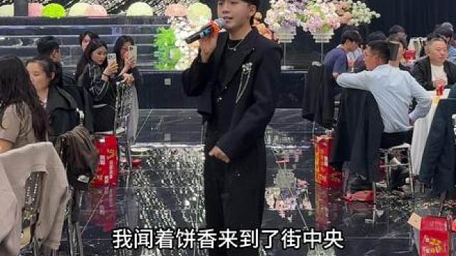 参加婚礼被叫出来唱歌了！