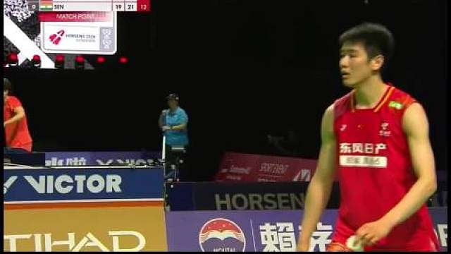 顶住压力了！李诗沣2-1拉克什亚
第二局虽然不知道发生了什么
但是第三局恢复状态 打得非常有气势！