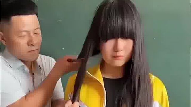 班主任剪掉女生留好多年的长发，女生眼神含泪却也无可奈何