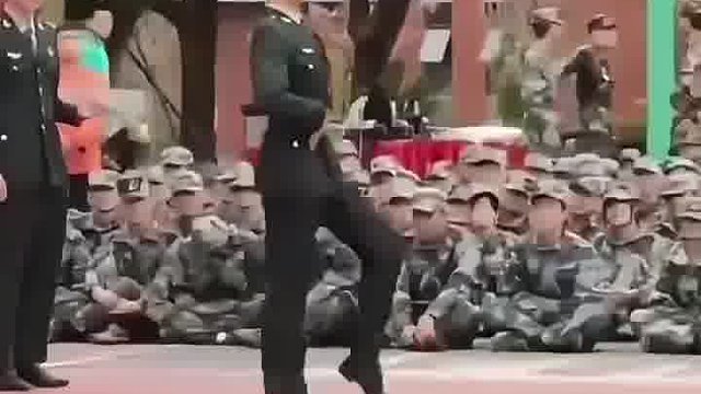 退役的，标准的正步。