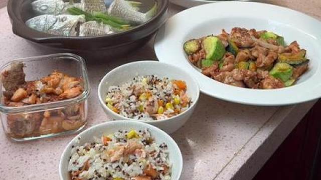 挑食宝宝也会爱上的拌饭必吃哦；砂锅焗鱼，三文鱼捞饭，鸡腿肉炒杂蔬减脂人可做好吃呢！