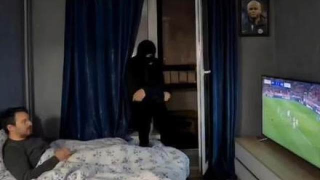 POV：当小偷闯进你家，而你正沉浸在巴黎vs拜仁的比赛中