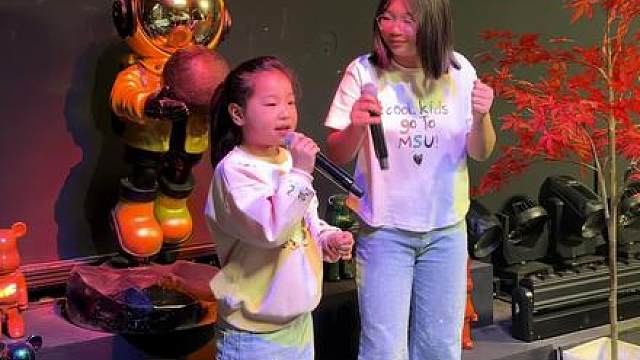高高的灯笼它红呦喂，照的人们心里暖呦喂