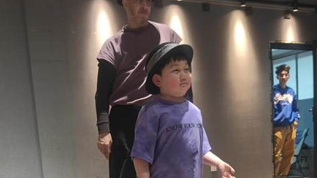 幼儿园大班小凯凯看《迈克尔.杰克逊：巨星之路》当天完成了二刷，翻出小凯凯跳迈克尔.杰克逊的库存视频致敬一下。