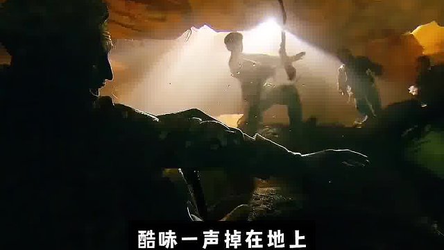 男人发现神秘的湖水，竟能点石成金